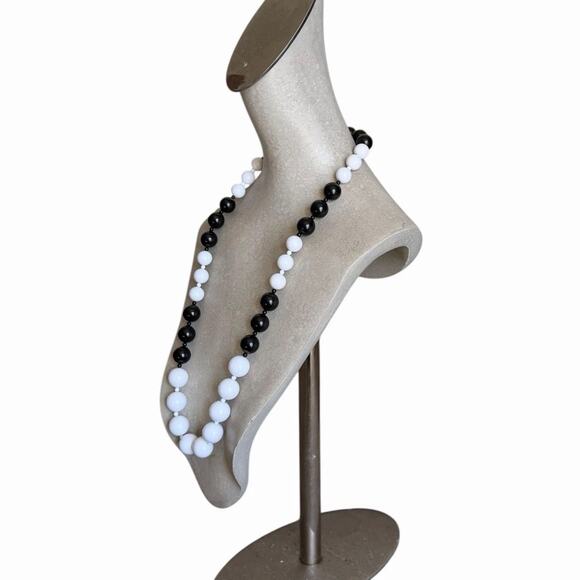 Vintage Monet Black & White Graduated Bead Necklace Signed Monet 1970s–1980s - Picture 5 of 6